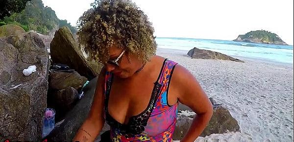  O TESÃO QUE SINTO É TANTO QUE NA PRAIA MESMO ENFIEI O CONSOLO NA BUCETA ATE GOZAR GOSTOSO